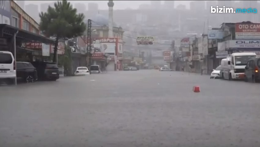 Türkiyədə sel suları KÜÇƏLƏRİ BASDI - VİDEO
