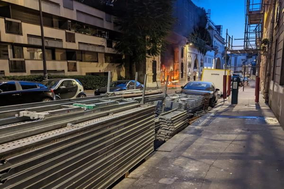 İranın Fransadakı səfirliyinə hücum olub - FOTO İranın Fransadakı səfirliyinə hücum olub - FOTO