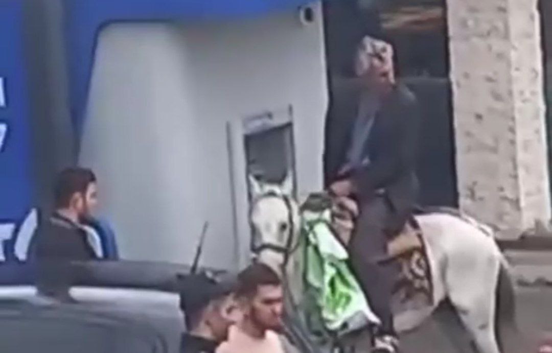 Bakıda qeyri-adi görüntü: Bankomatın qarşısına atla gəldi - VİDEO 