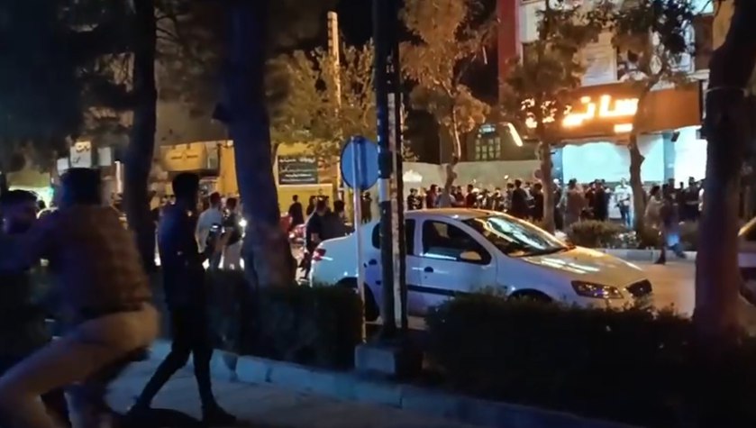 İran HAL-HAZIRDA: Etirazlara mane olmaq üçün polis inqilabçılara atəş açır - VİDEO  