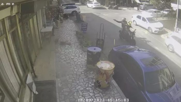 İstanbulda silahlı hücum: Küçədə gəzən insanları güllələdilər - VİDEO 