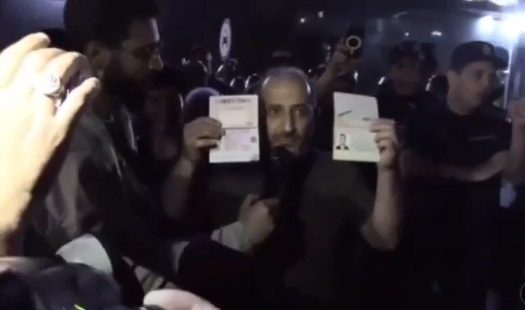 İrəvandakı aksiyada etirazçılar Rusiya pasportlarını cırıblar - VİDEO