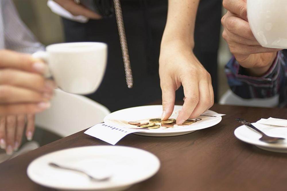 Restoranların servis haqqı tələb etməsi QANUNSUZDUR?