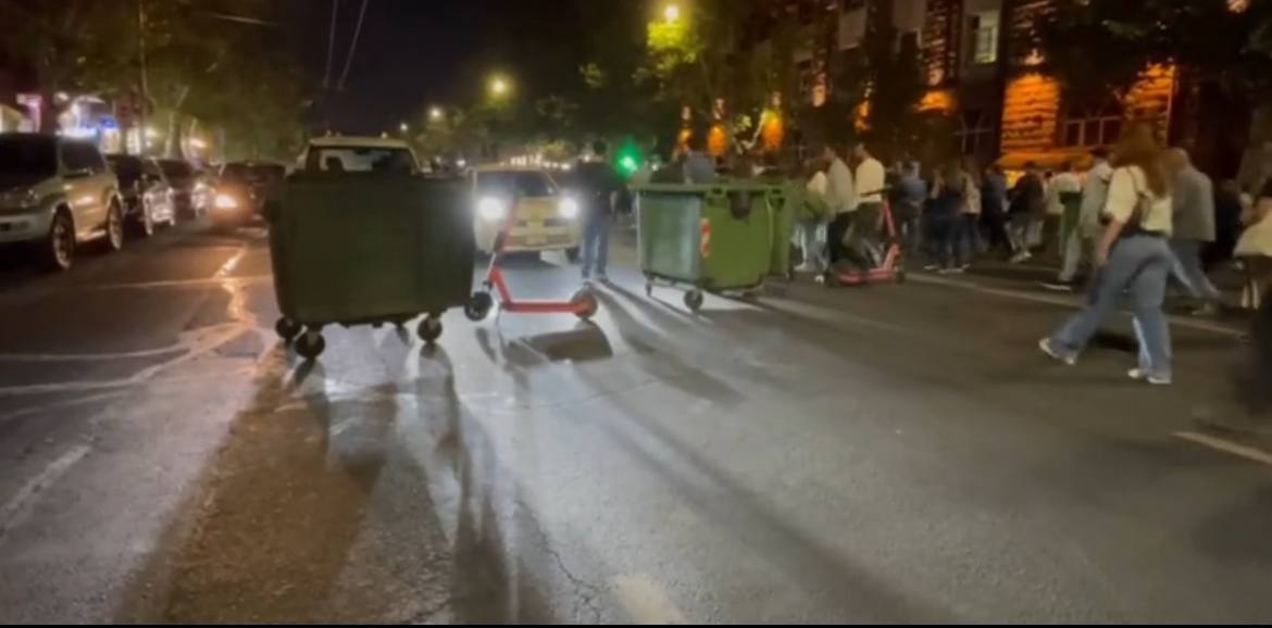 İrəvanda SON VƏZİYYƏT: Etirazçılar yolları zibil qutuları ilə bağlayırlar - VİDEO