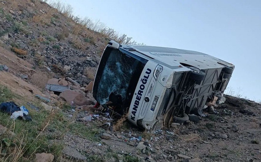 Türkiyədə sərnişin avtobusu dərəyə aşdı: 3 ölü, 21 yaralı var - FOTO