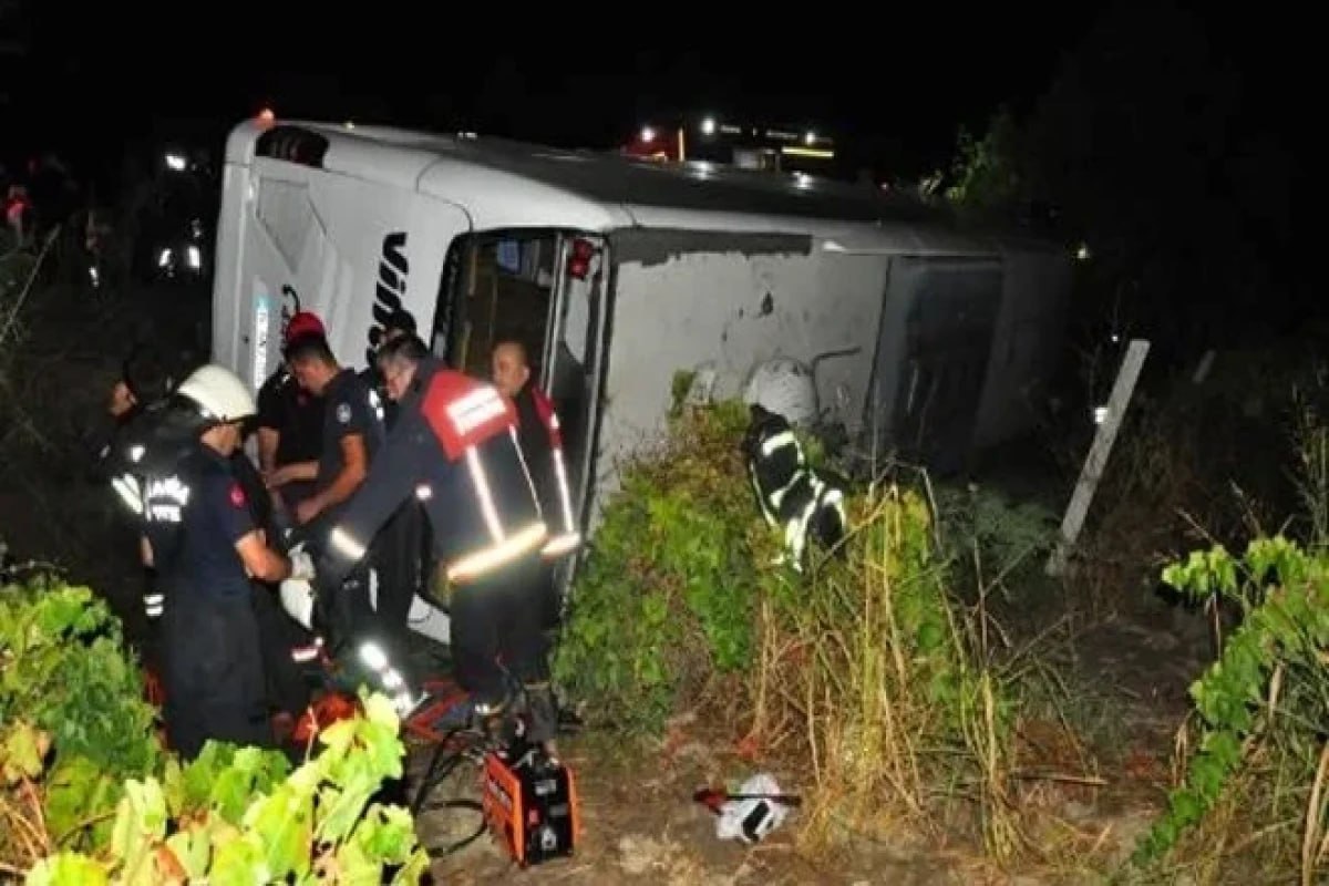 Türkiyədə sərnişin avtobusu üzüm bağına aşdı - 15 yaralı var
