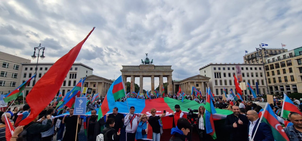 Almaniyada yaşayan azərbaycanlılar dinc aksiya keçirirlər - FOTO/VİDEO