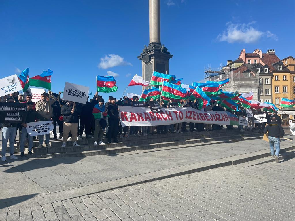 Varşavada azərbaycanlılar Ermənistanın mina terroruna etiraz edib - FOTO
