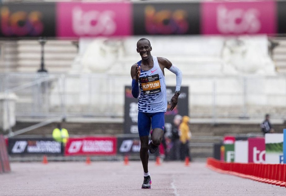 Keniyalı atlet marafon qaçışı üzrə dünya rekordunu yenilədi