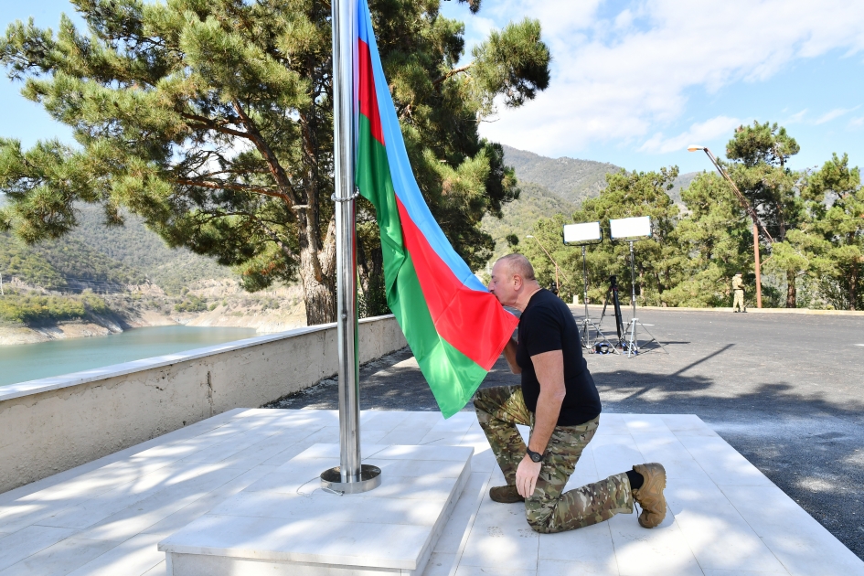 Azərbaycan bayrağı Sərsəng su anbarı ərazisində dalğalanır - FOTO