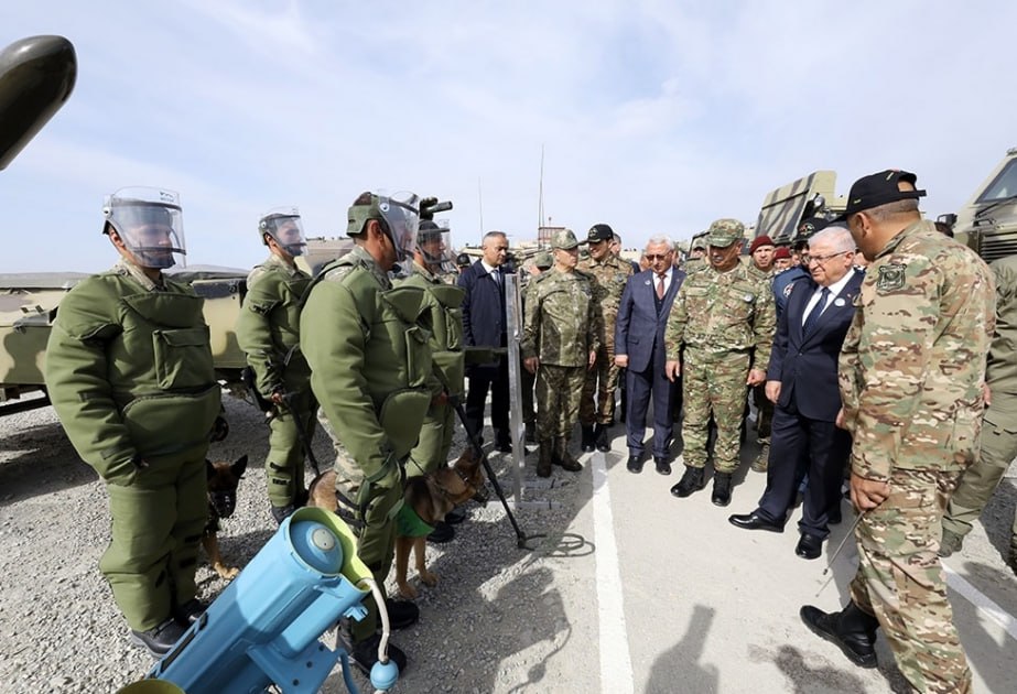 Hərbi təlimdə silah və texnikanın sərgisi nümayiş etdirildi