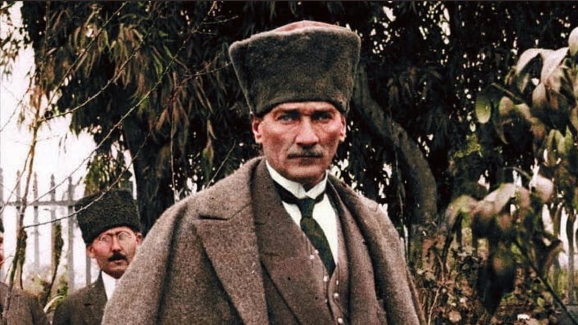 Atatürk silahdaşları və şanlı Türk ordusu ilə bir milləti əsarətdən qurtardı