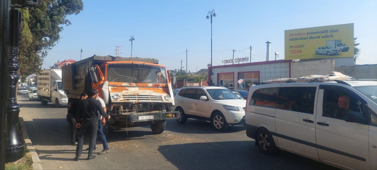 Gəncədə 2 KamAZ toqquşdu - 1 nəfər xəstəxanalıq oldu