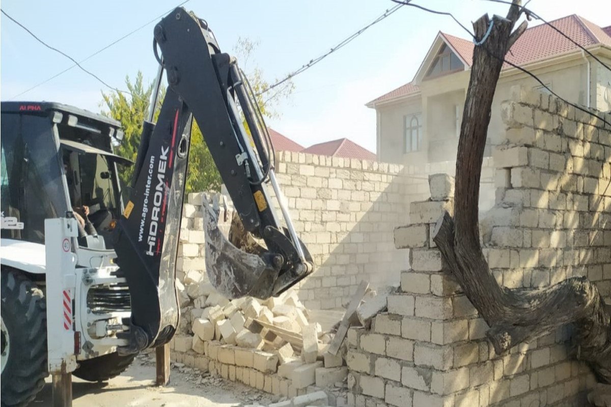 Bakıda qanunsuz tikililər söküldü - VİDEO