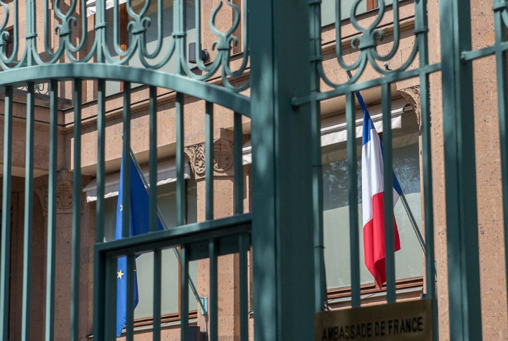 Fransanın Ermənistandakı səfirliyi korrupsiyalaşmış diplomatik qurumdur - Erməni hərbi müxbir