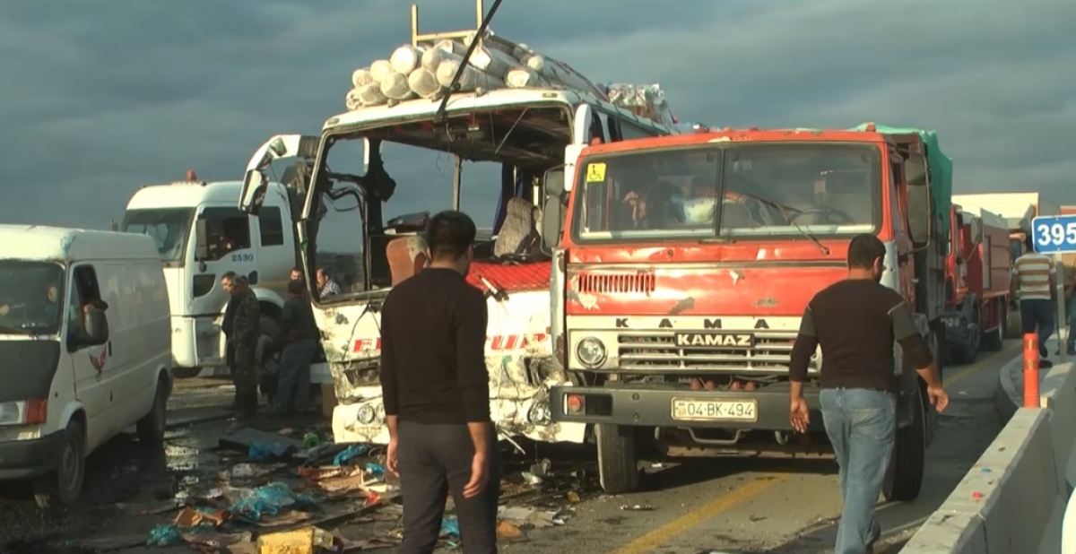 Hacıqabulda mikroavtobusla yük maşını toqquşdu - 6 yaralı var