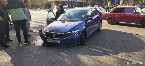 Bakıda qadın sürücü avtomobili işıqfora ÇIRPDI – FOTO/VİDEO  