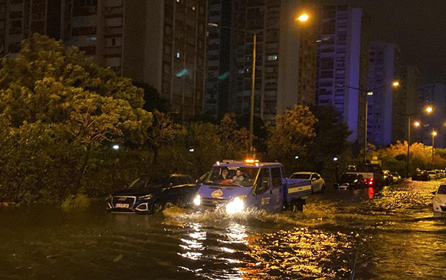 İzmirdə küçələr su altında qaldı - FOTO/VİDEO