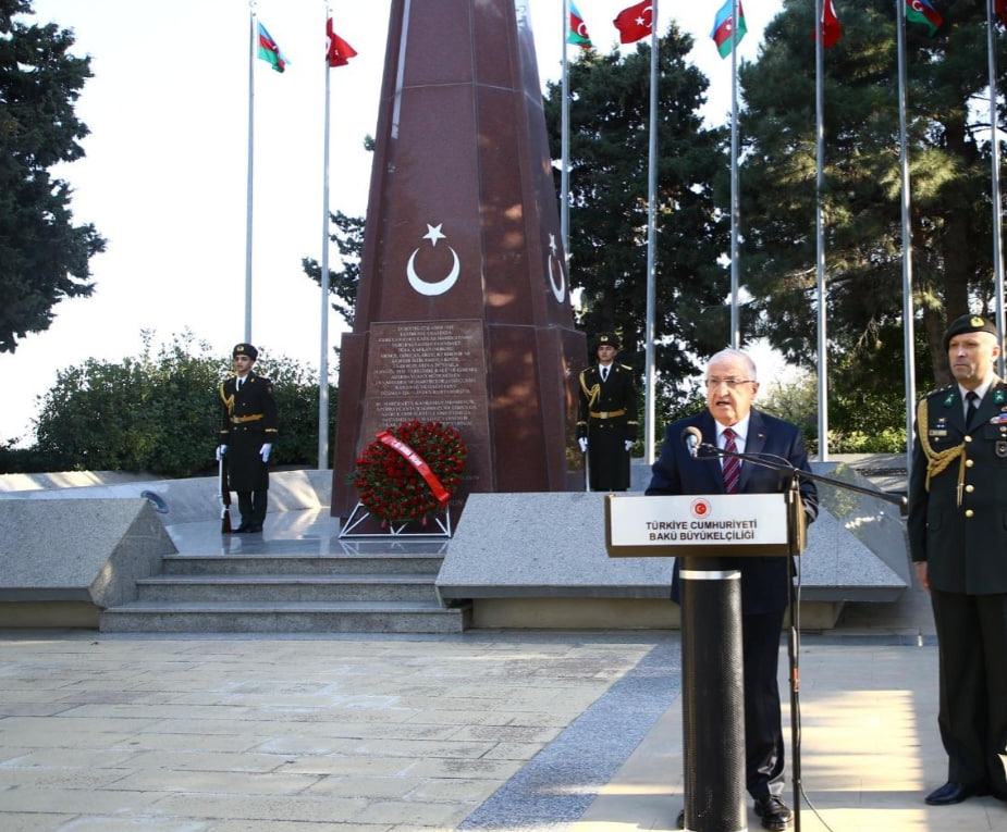 Türkiyənin müdafiə naziri Bakıda Türk şəhidliyini ziyarət etdi