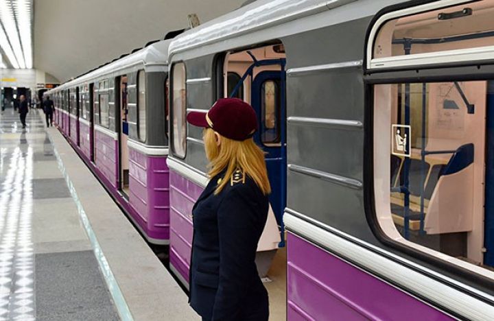 Bakı metrosunda qadın stansiya yoluna düşərək öldü