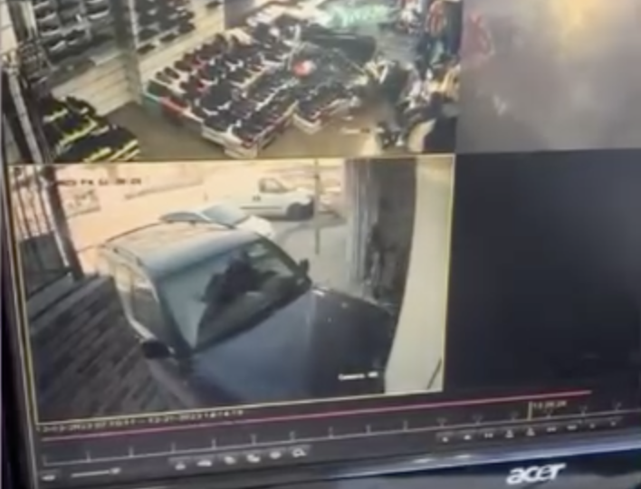 Paytaxtda avtomobil mağazaya çırpıldı - ANBAAN VİDEO 