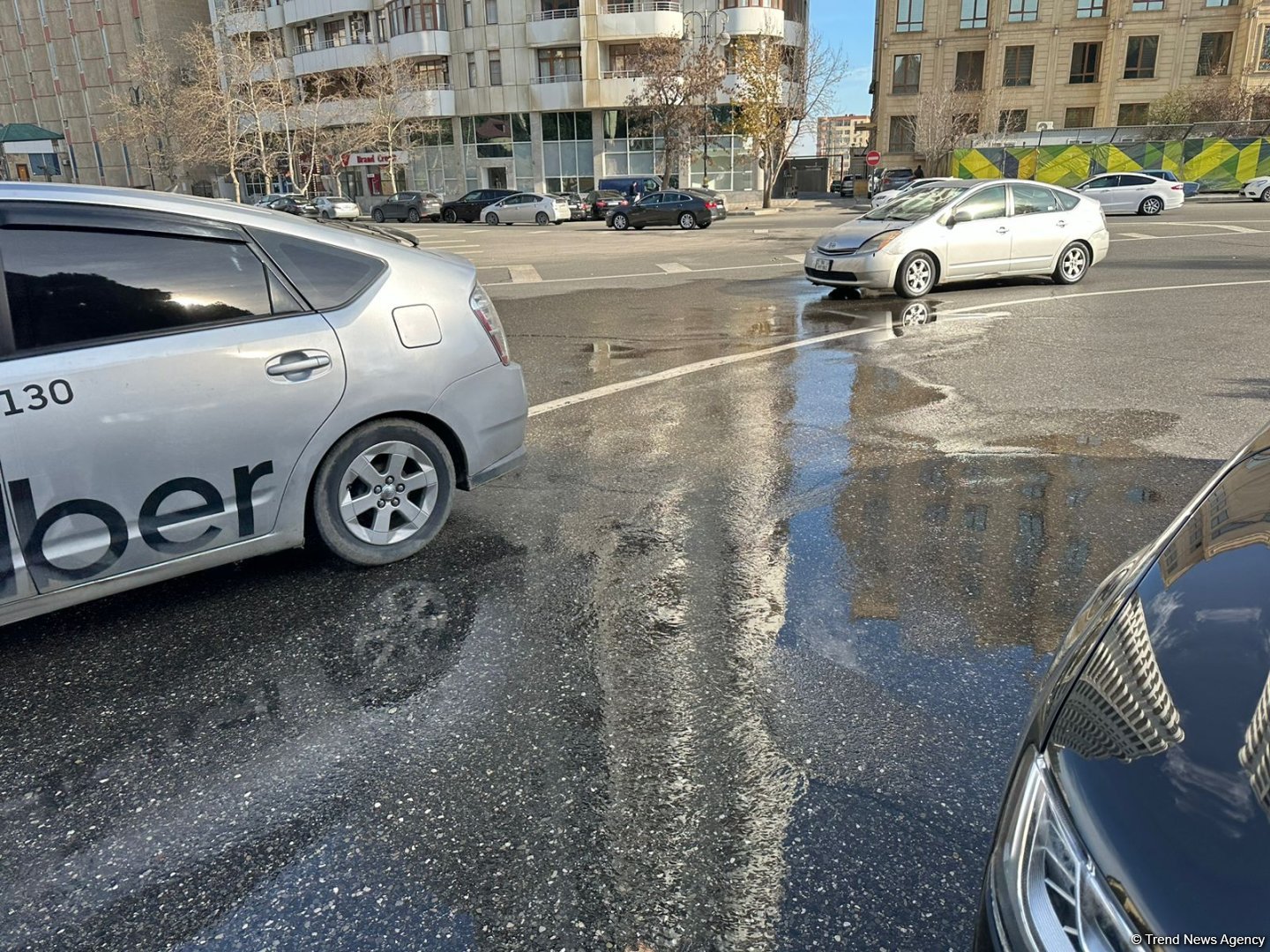 Bakının mərkəzində su xətti partladı - FOTO/VİDEO 