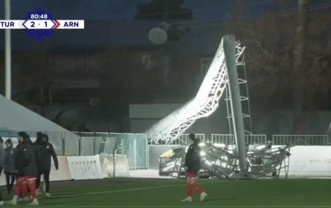 Tovuz şəhər stadionunda işıq dirəyi aşdı, oyun yarımçıq dayandırıldı - VİDEO