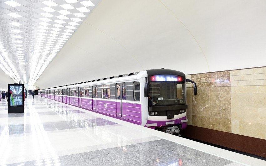 Bakı metrosunda sərnişin stansiya yoluna düşdü