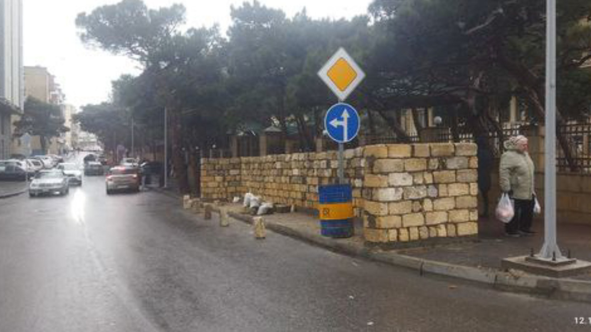 Bakıda yol nişanı tikintinin içində saxlanıldı - FOTO