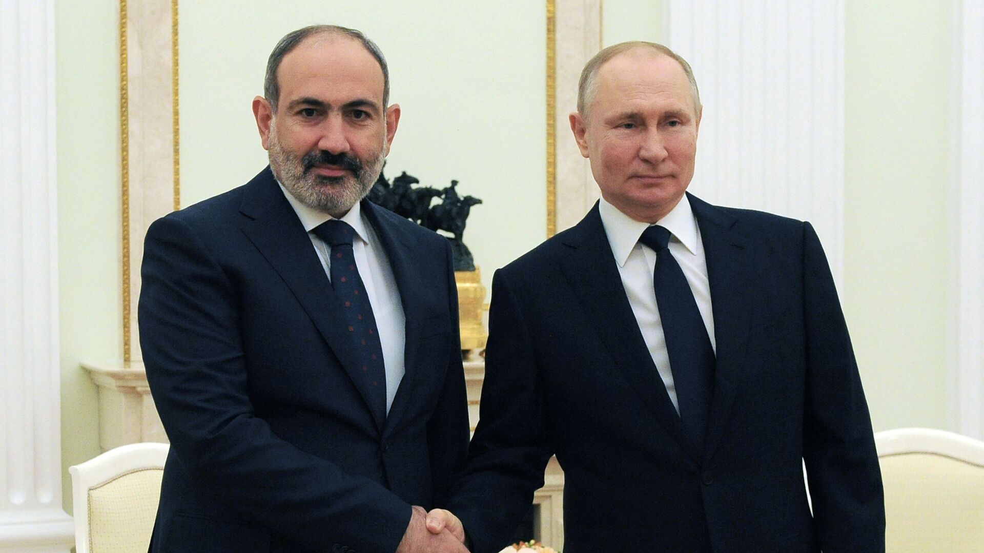 Putin Sankt-Peterburqda Paşinyanı QARŞILADI - VİDEO