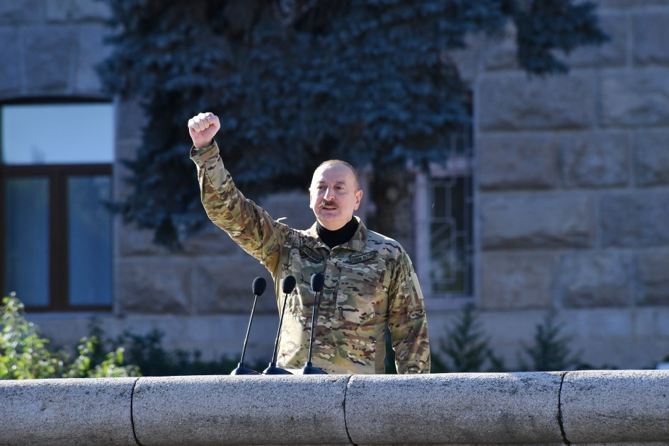 İlham Əliyev: “Xankəndidə Zəfər paradımız Ulu Öndərin xatirəsinə ən böyük hörmətimizin əlamətidir” İlham Əliyev: “Xankəndidə Zəfər paradımız Ulu Öndərin xatirəsinə ən böyük hörmətimizin əlamətidir”