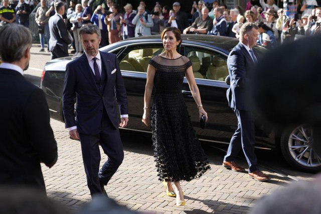 Danimarkanın yeni kralı və kraliçası ilk dəfə kameralara tuş gəlib - FOTO