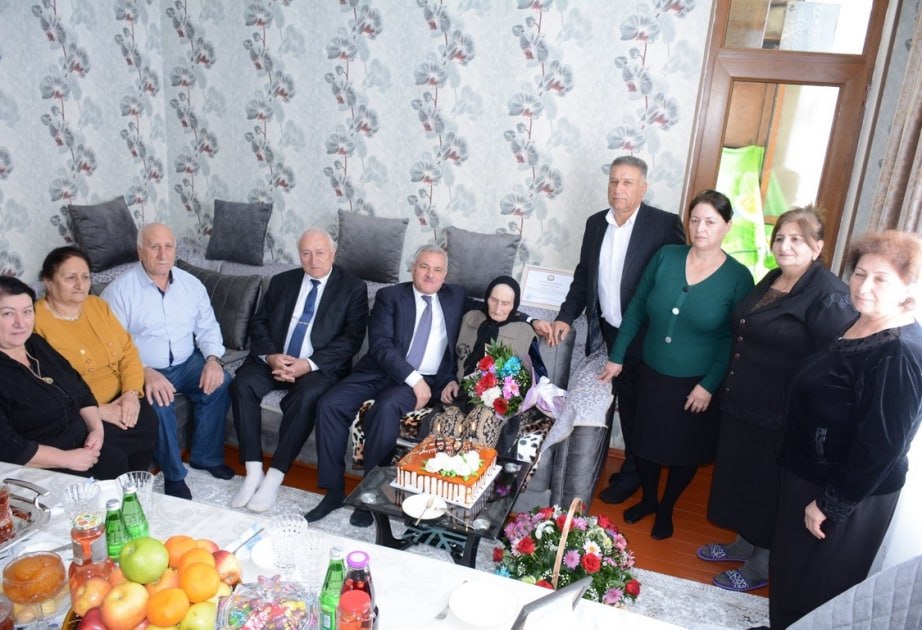 100 yaşlı şəhid anası doğum günündə ziyarət edildi