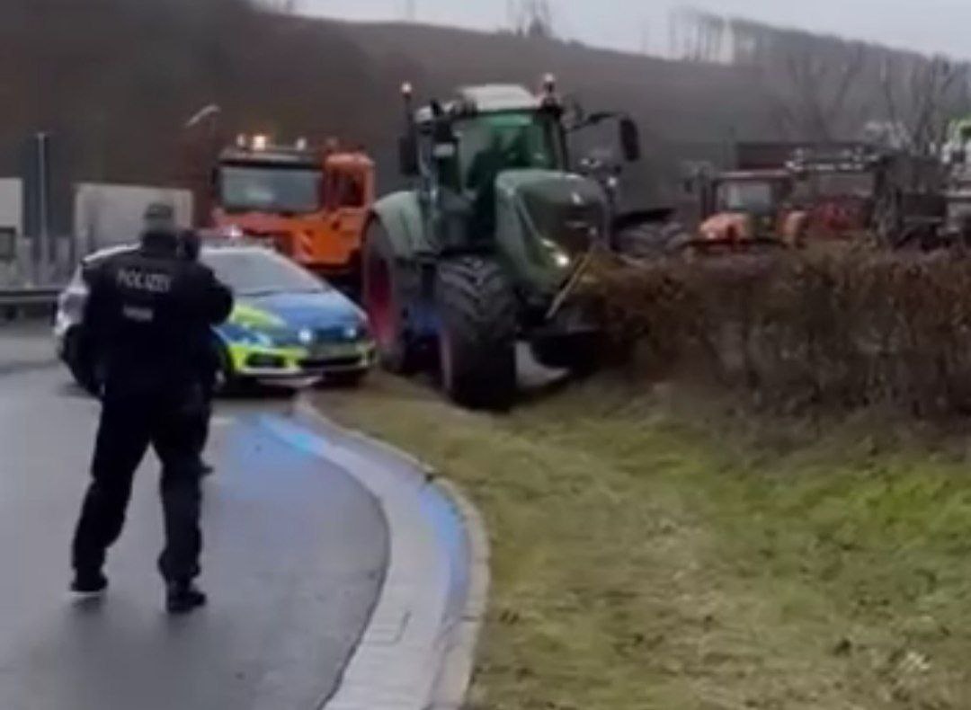 Almaniyada fermerlər traktorla belə ETİRAZ ETDİ – VİDEO  