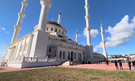 Şimali Kiprin ən böyük məscidi açılıb - VİDEO 