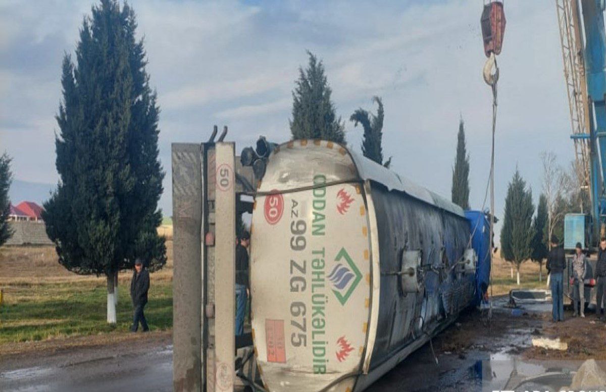 Samuxda yanacaq daşıyan maşın AŞDI: 40 ton benzin yola dağıldı