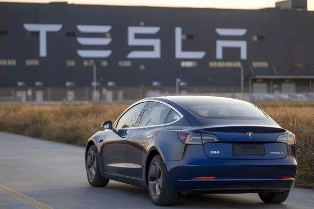 “Tesla” ilin əvvəlindən 94 milyard dollar itirdi