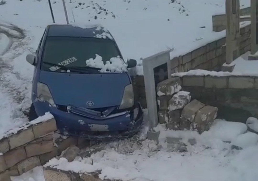 “Prius” Bakıda qəbiristanlıqda məzar daşına çırpıldı - VİDEO