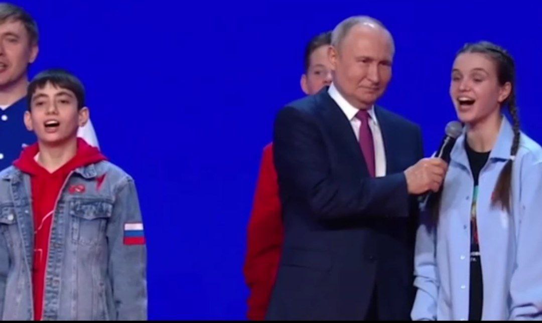 Putin gənclərlə Rusiya himnini oxudu - VİDEO 