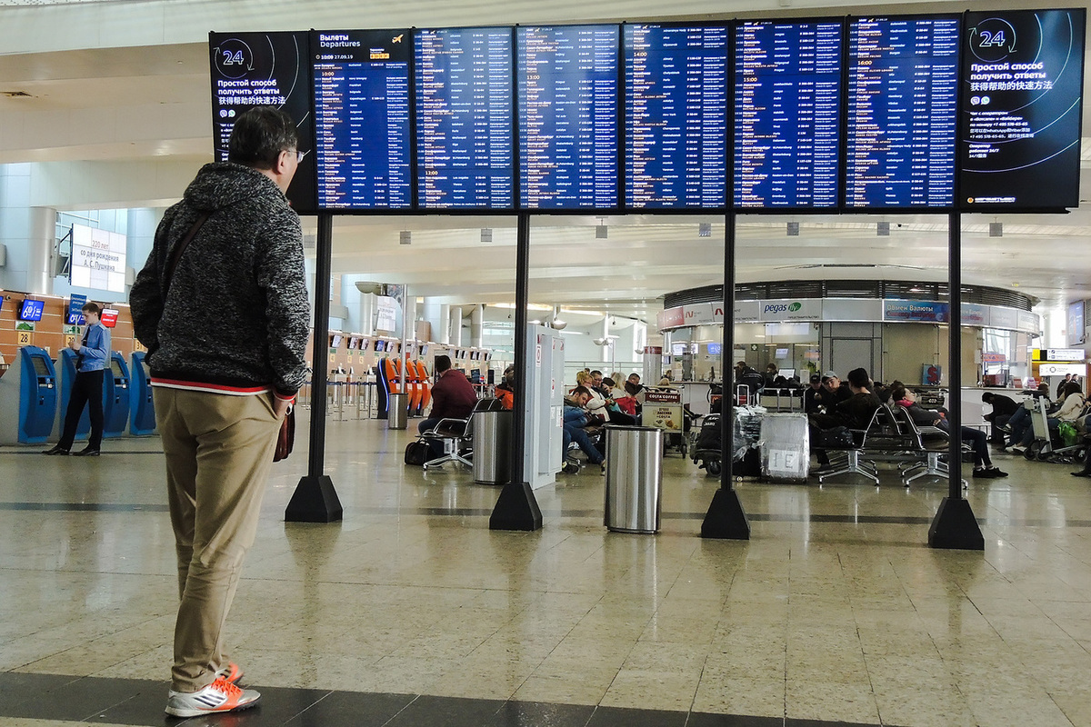 Moskvada uçuş üçün qeydiyyata gecikən kişi hava limanında şüşələri sındırdı – VİDEO  