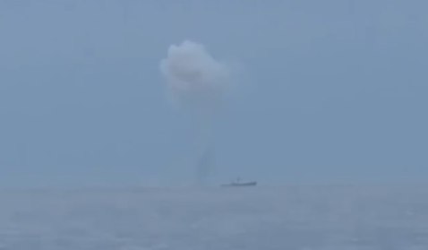 Ukrayna Qara dənizdə Rusiyanın hərbi desant gəmisini vurdu - VİDEO