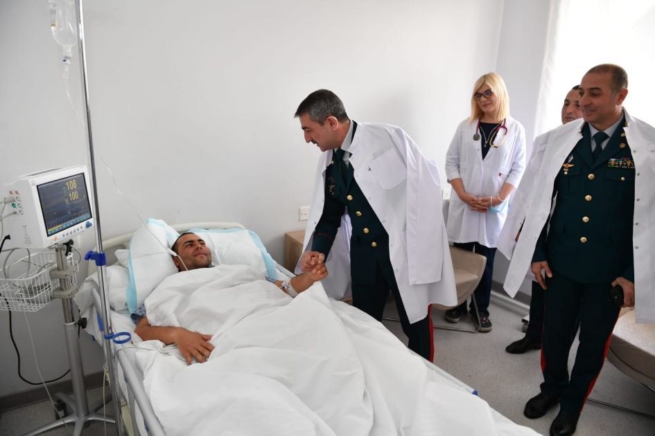 Elçin Quliyev Ermənistanın təxribatı nəticəsində yaralanmış hərbçimizi ziyarət edib - FOTO