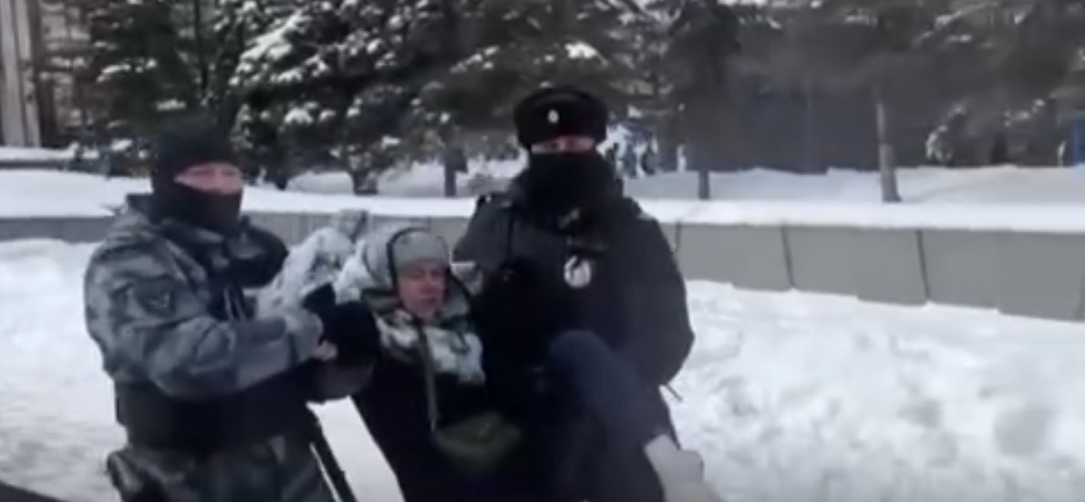 Moskvada VƏZİYYƏT GƏRGİNDİR: Navalnının tərəfdarları ilə polis arasında qarşıdurma yaşanır - VİDEO