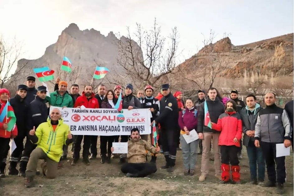 Türkiyəli alpinistlər Xocalı faciəsi qurbanlarının xatirəsini andılar - FOTO