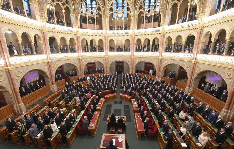 Macarıstan parlamenti Prezidentinistefasını qəbul edib