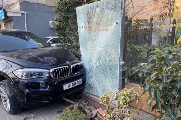 “Prius” sürücüsü qəfil manevr etdi, “BMW” restorana çırpıldı - VİDEO 