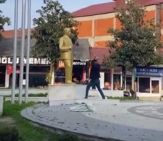 Atatürkün heykəlini çəkiclə zədələyən şəxs tutuldu - VİDEO