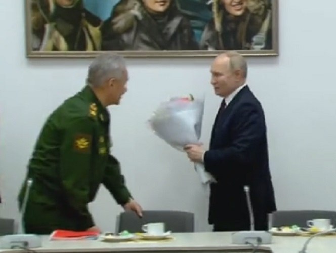 Putin əlində gül buketi tutaraq Şoyqu ilə zarafat etdi – VİDEO  