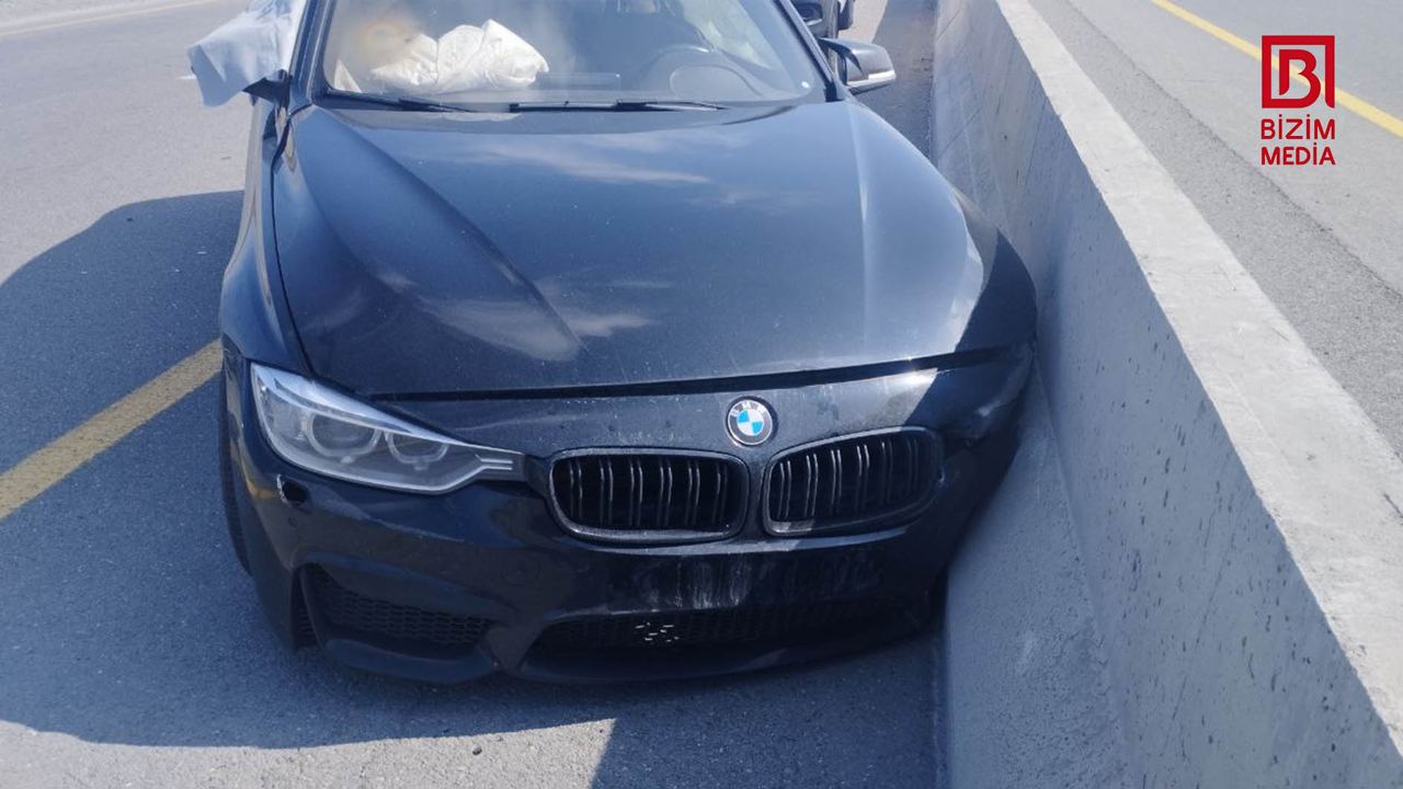 Kürdəmirdə “BMW” beton lövhəyə çırpıldı: Xəsarət alan var – FOTO  
