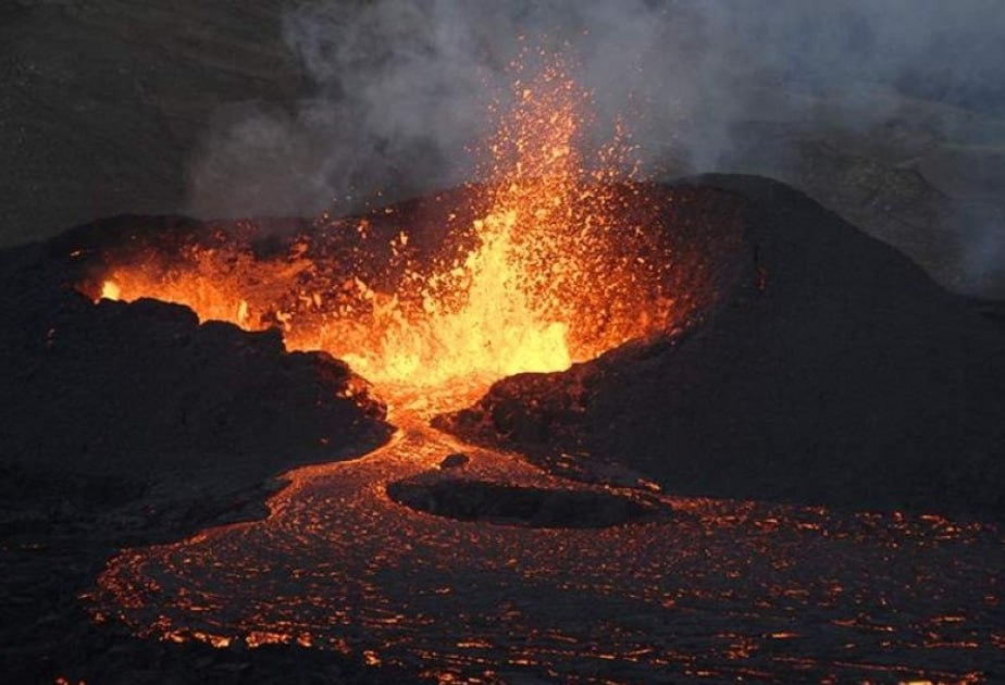 İslandiyada vulkan püskürdü: Qrindavik şəhərinin sakinləri təxliyə olundu